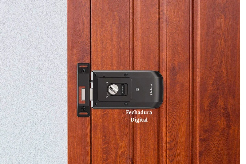 Fechadura eletrônica digital instalada em porta de madeira com visor vermelho acesoFechadura Digital