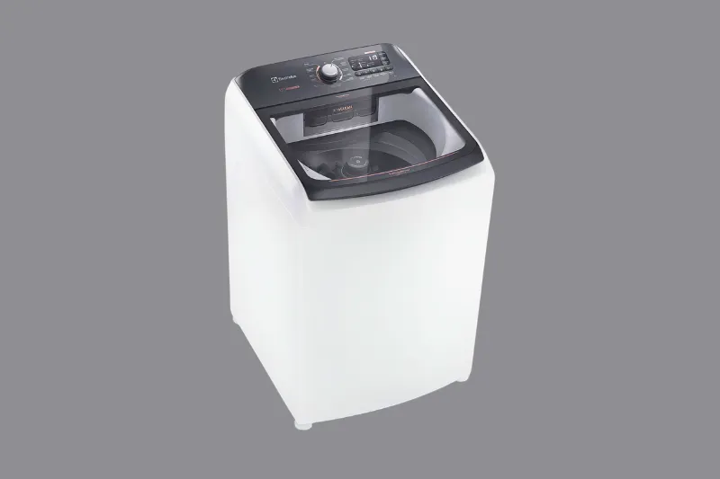 lavadora de roupas branca com abertura superior e painel digital moderno