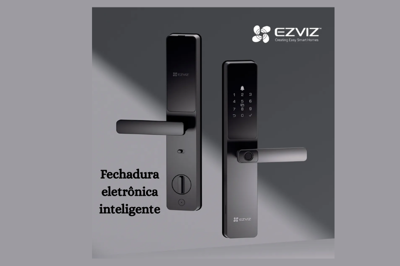 Fotografia profissional do par de unidades (interna e externa) da fechadura eletrônica inteligente Ezviz DL05 em acabamento preto escovado, com destaque para o teclado numérico iluminado e o sensor biométrico na maçaneta.