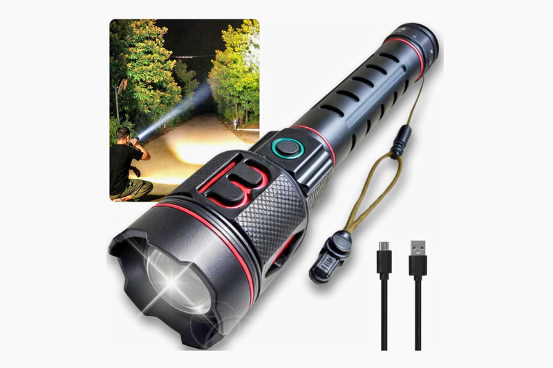 Lanterna Tática P90 exibida com acessórios inclusos — suporte e cabo USB sobre fundo branco