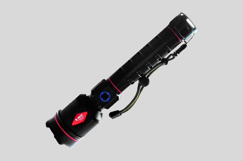 Lanterna Tática P90 fotografada individualmente em fundo claro mostrando design completo do corpo