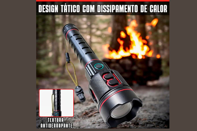 Lanterna Tática P90 iluminando área de acampamento durante a noite com fogueira ao fundo