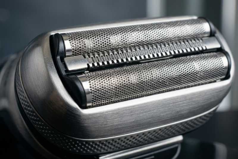 Detalhe das lâminas do barbeador elétrico Kemei KM-2024 com sistema foil de tela dupla para um corte rente e preciso.