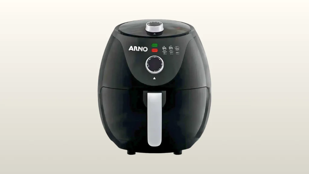 Air fryer preta sobre fundo branco, imagem destacada do artigo que explica se fritadeira elétrica consome muita energia no dia a dia.