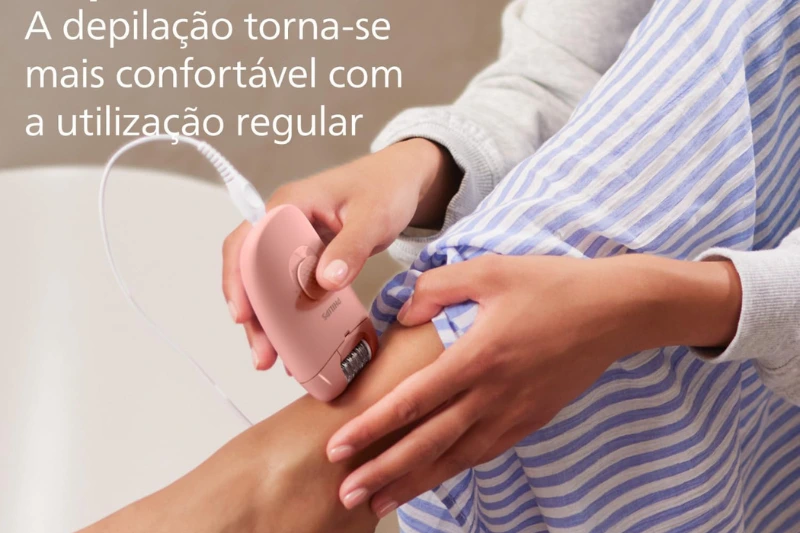 Mulher utilizando o Depilador Satinelle para cuidados com a pele, removendo pelos com suavidade