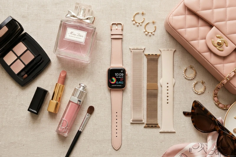 Relógio feminino smartwatch rose gold combinado com acessórios e joias femininas