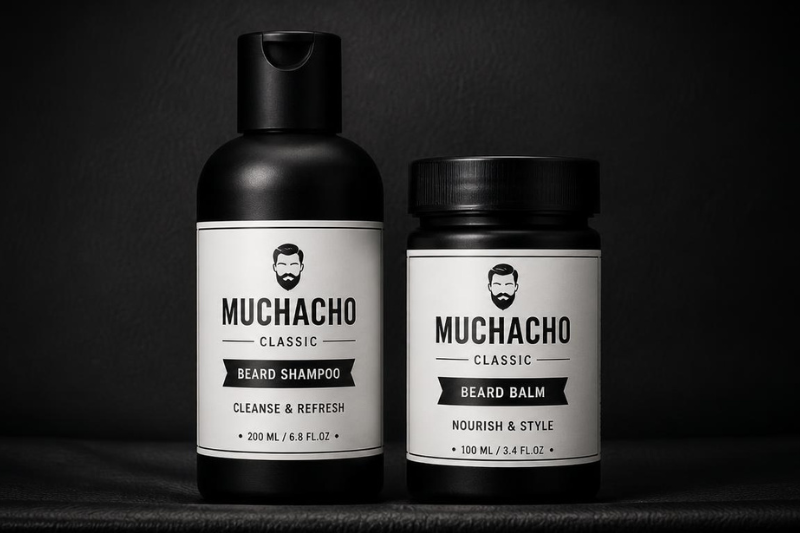 Frascos de shampoo e balm da Muchacho Classic sobre fundo escuro, itens essenciais para complementar o melhor pós-barba.